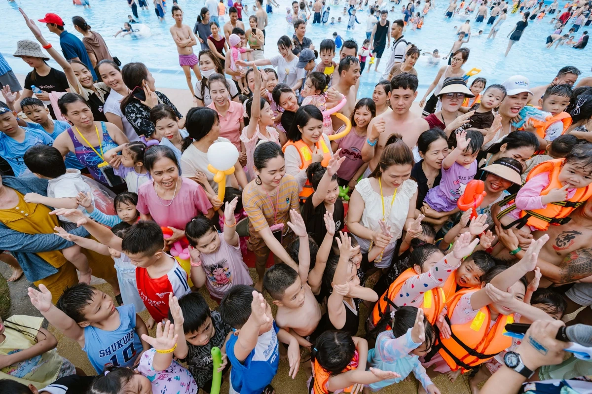 Du khách “cháy hết mình” cùng Tropical Carnival ở Sun World Sầm Sơn