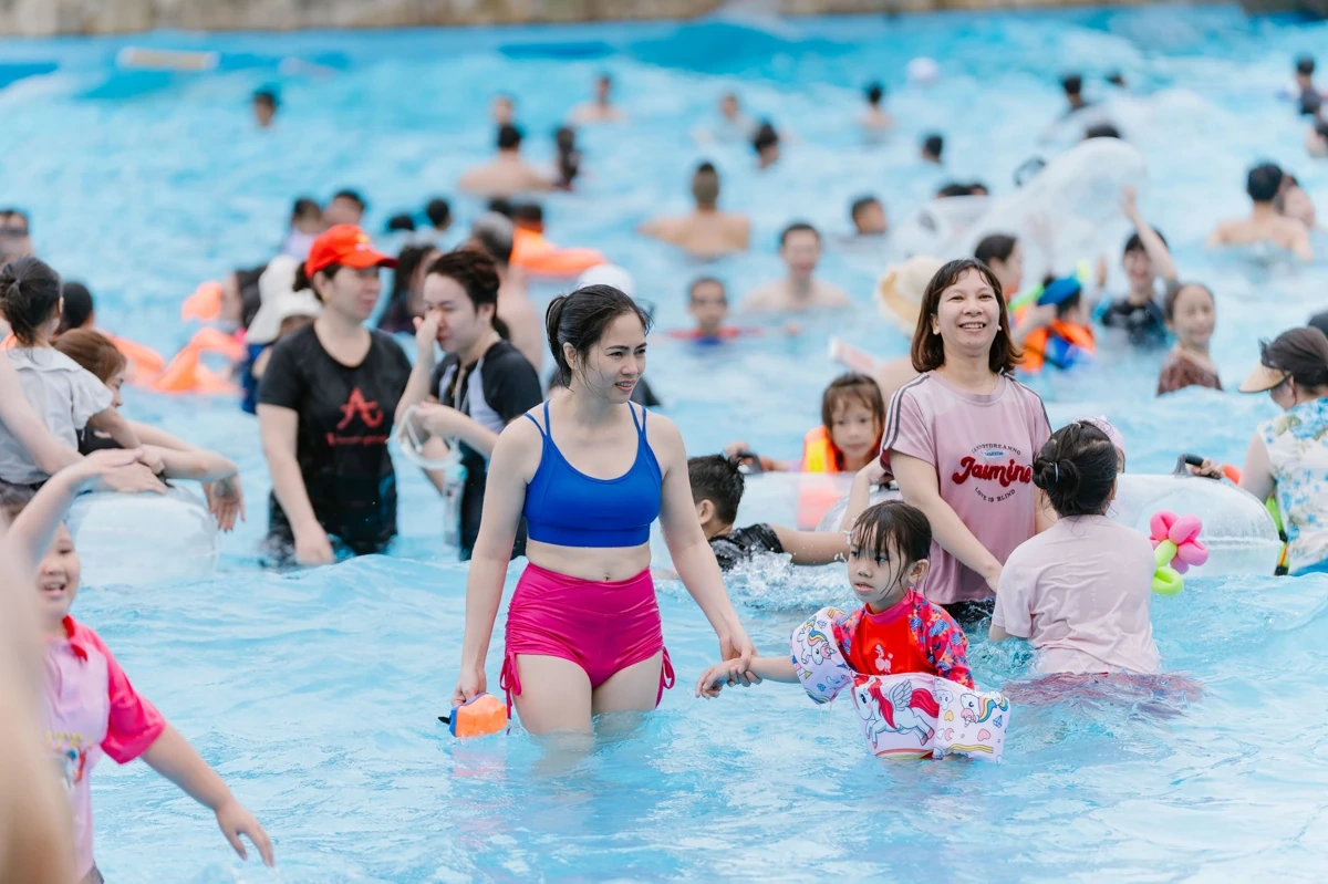 Du khách “cháy hết mình” cùng Tropical Carnival ở Sun World Sầm Sơn
