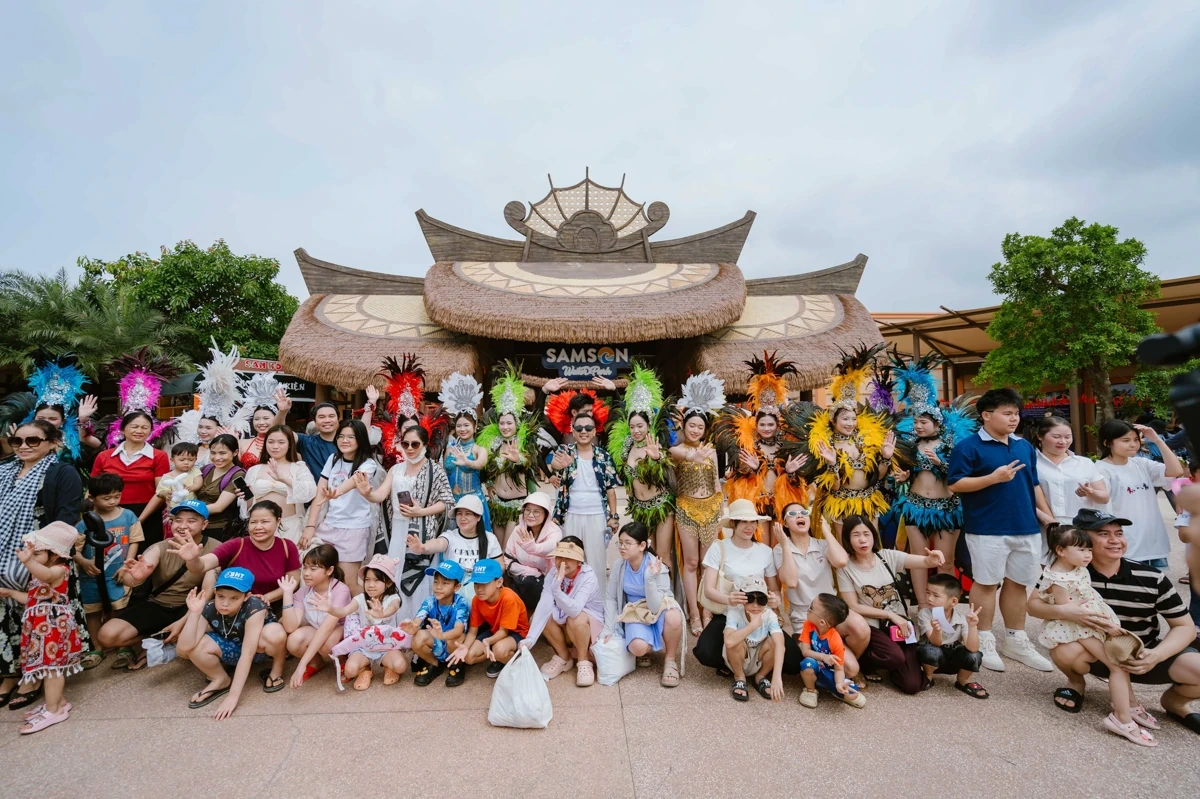 Du khách “cháy hết mình” cùng Tropical Carnival ở Sun World Sầm Sơn