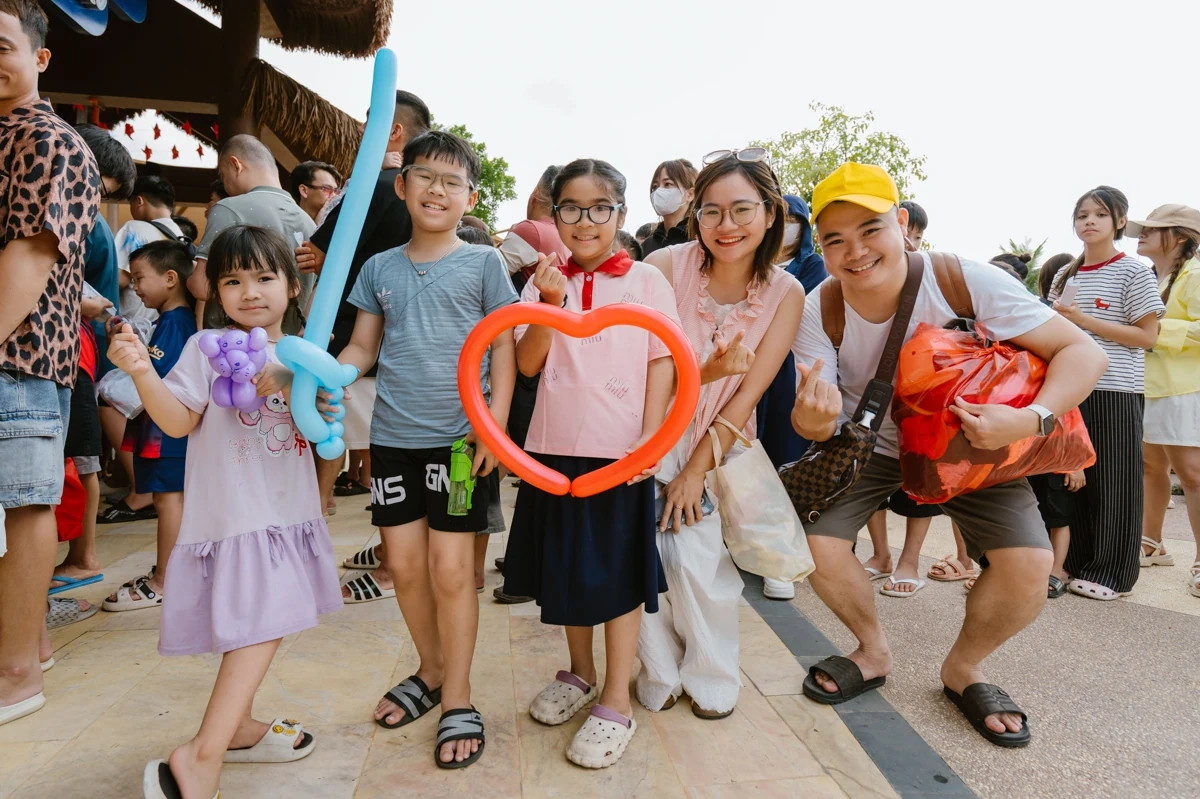 Du khách “cháy hết mình” cùng Tropical Carnival ở Sun World Sầm Sơn