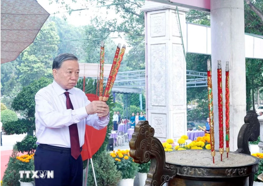 Tổng Bí thư, Chủ tịch nước Tô Lâm dâng hương tại Nghĩa trang Liệt sỹ Tân Biên