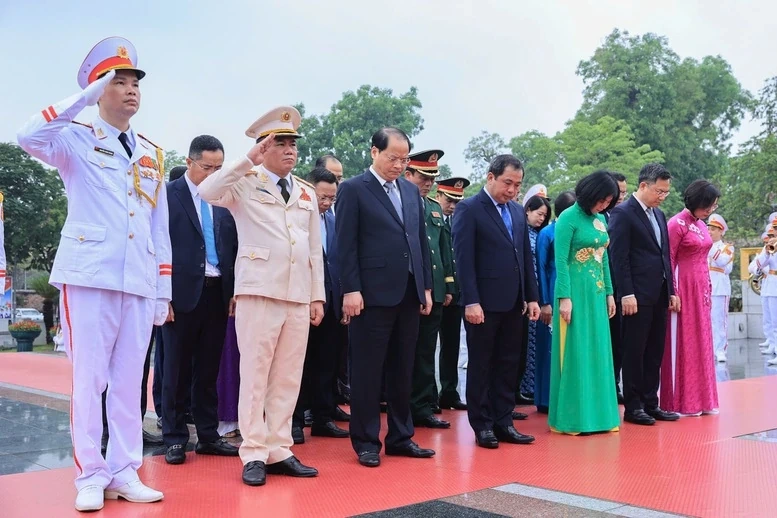 Lãnh đạo Đảng, Nhà nước vào Lăng viếng Chủ tịch Hồ Chí Minh nhân kỷ niệm 51 năm Ngày giải phóng miền Nam, thống nhất đất nước