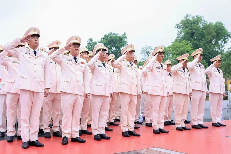 Lãnh đạo Đảng, Nhà nước vào Lăng viếng Chủ tịch Hồ Chí Minh nhân kỷ niệm 51 năm Ngày giải phóng miền Nam, thống nhất đất nước