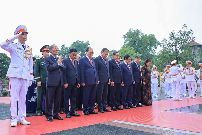 Lãnh đạo Đảng, Nhà nước vào Lăng viếng Chủ tịch Hồ Chí Minh nhân kỷ niệm 51 năm Ngày giải phóng miền Nam, thống nhất đất nước