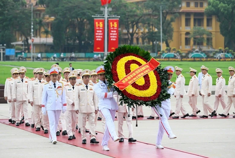 Lãnh đạo Đảng, Nhà nước vào Lăng viếng Chủ tịch Hồ Chí Minh nhân kỷ niệm 51 năm Ngày giải phóng miền Nam, thống nhất đất nước