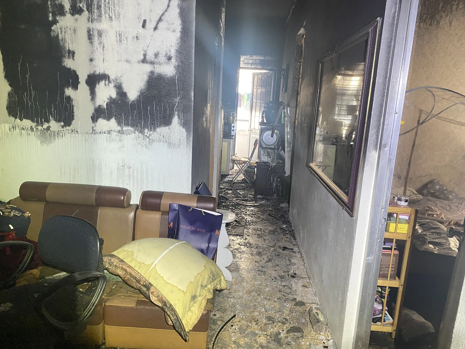 Thăm hỏi gia đình có căn hộ chung cư cháy trong đêm