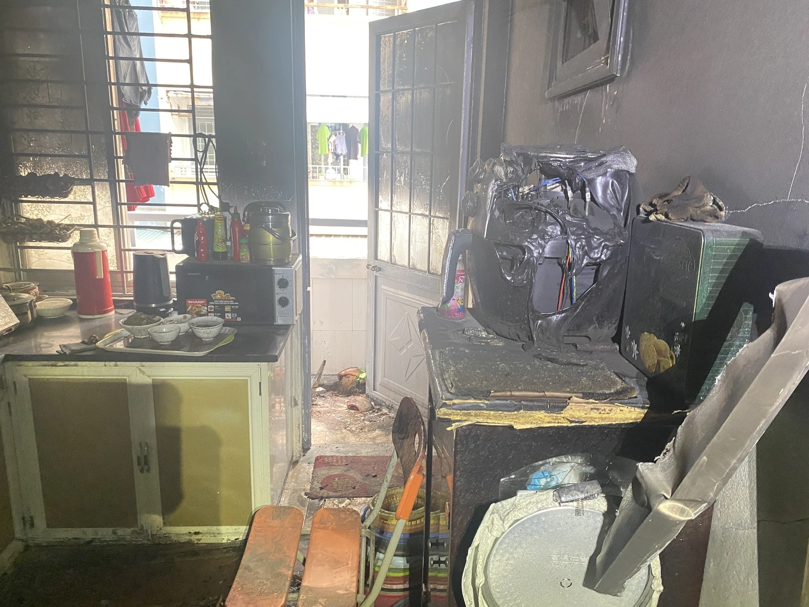 Thăm hỏi gia đình có căn hộ chung cư cháy trong đêm