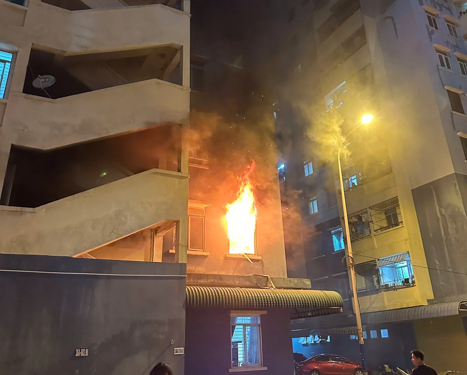 Thăm hỏi gia đình có căn hộ chung cư cháy trong đêm