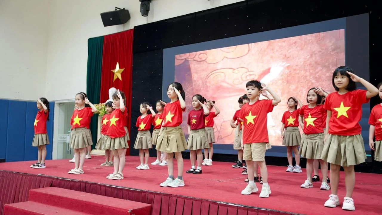 Sắc đỏ tháng Tư lan tỏa trong trường học