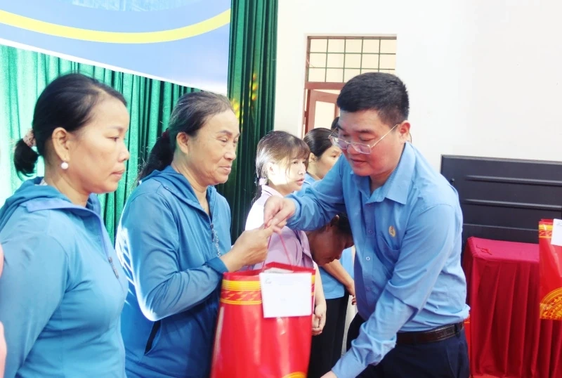 Công đoàn phường Quảng Phú phát động “Tháng Công nhân” năm 2026