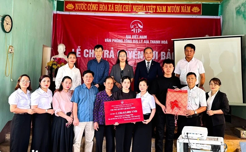 AIA Việt Nam chi trả hơn 1,128 tỷ đồng quyền lợi bảo hiểm cho khách hàng tại xã Nông Cống