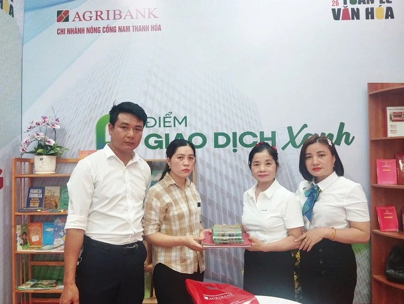 AIA Việt Nam chi trả hơn 1,128 tỷ đồng quyền lợi bảo hiểm cho khách hàng tại xã Nông Cống