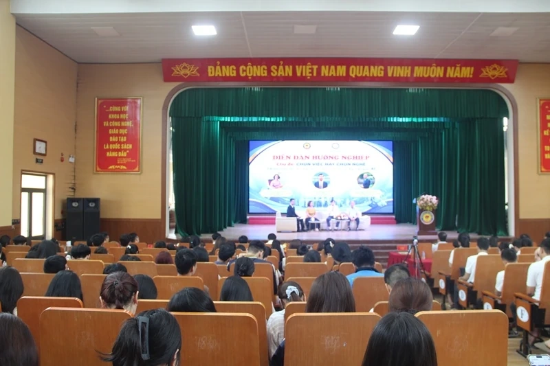 Diễn đàn hướng nghiệp “Chọn việc hay chọn nghề - Chiến lược thích ứng cho sinh viên trong kỷ nghuyên AI”
