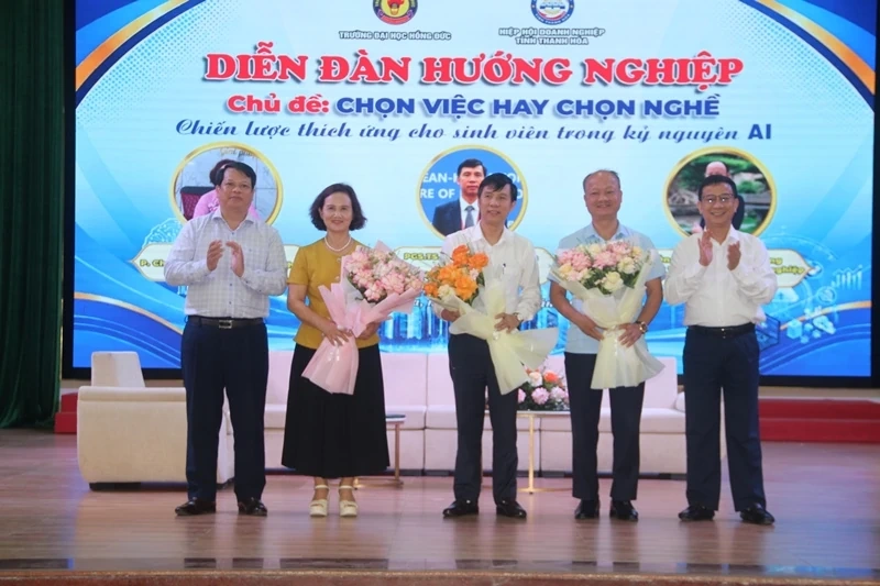 Diễn đàn hướng nghiệp “Chọn việc hay chọn nghề - Chiến lược thích ứng cho sinh viên trong kỷ nghuyên AI”