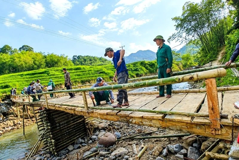 Góp sức dựng cầu qua suối Yên