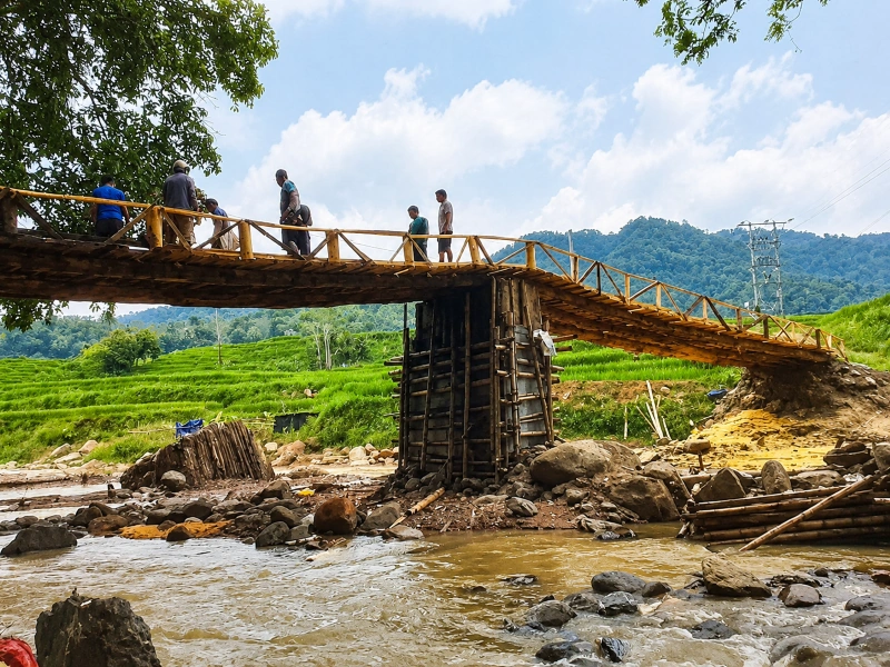 Góp sức dựng cầu qua suối Yên