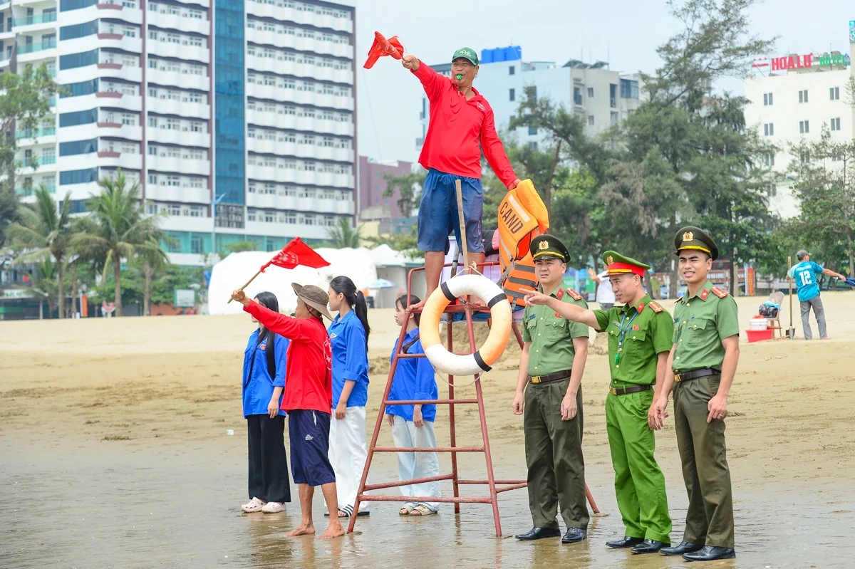 Theo chân chiến sĩ Công an xuống biển, “cầm tay chỉ việc” kỹ năng tắm biển an toàn