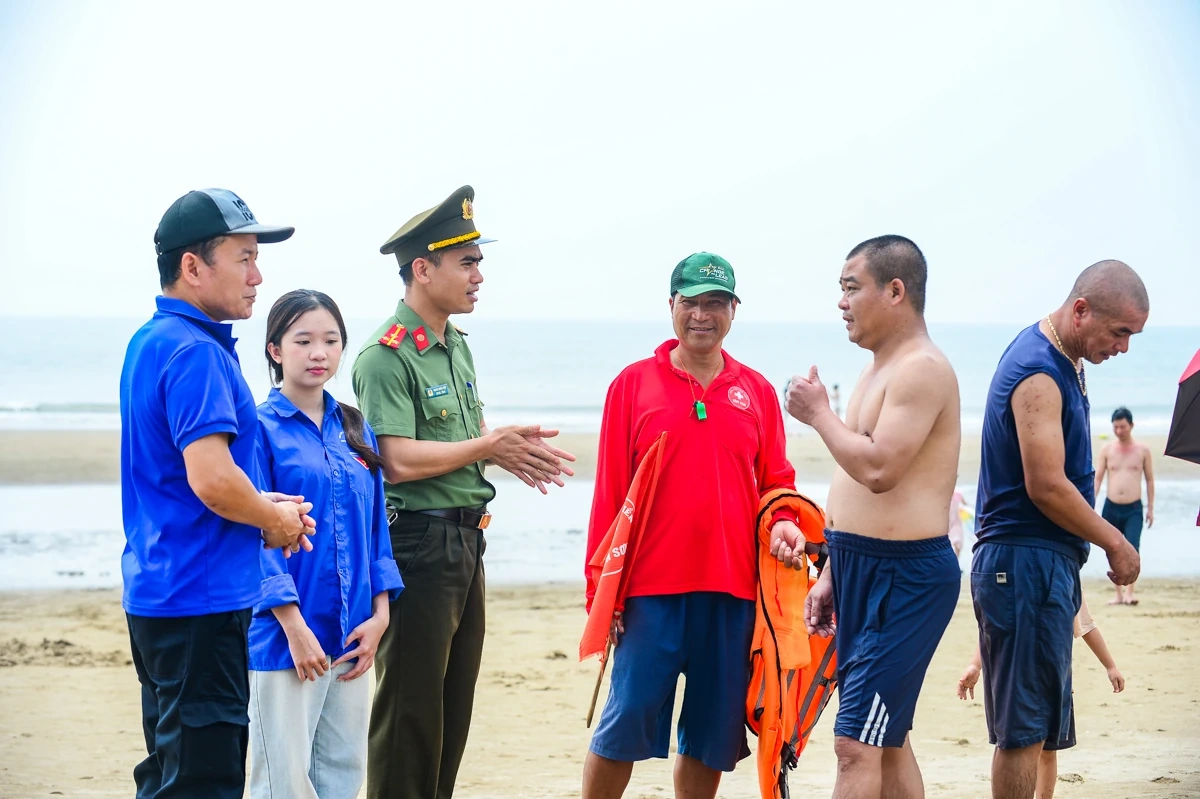 Theo chân chiến sĩ Công an xuống biển, “cầm tay chỉ việc” kỹ năng tắm biển an toàn