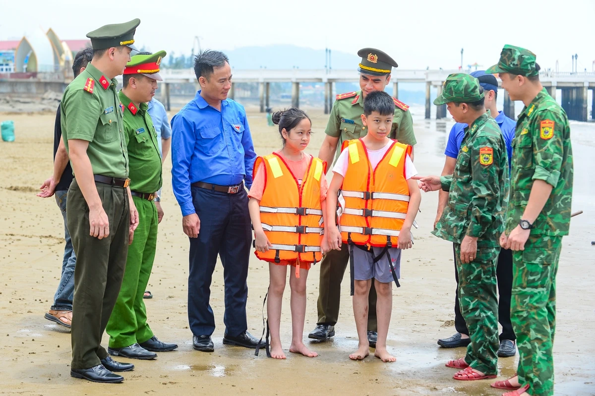 Theo chân chiến sĩ Công an xuống biển, “cầm tay chỉ việc” kỹ năng tắm biển an toàn
