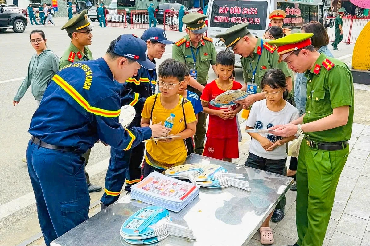 Theo chân chiến sĩ Công an xuống biển, “cầm tay chỉ việc” kỹ năng tắm biển an toàn