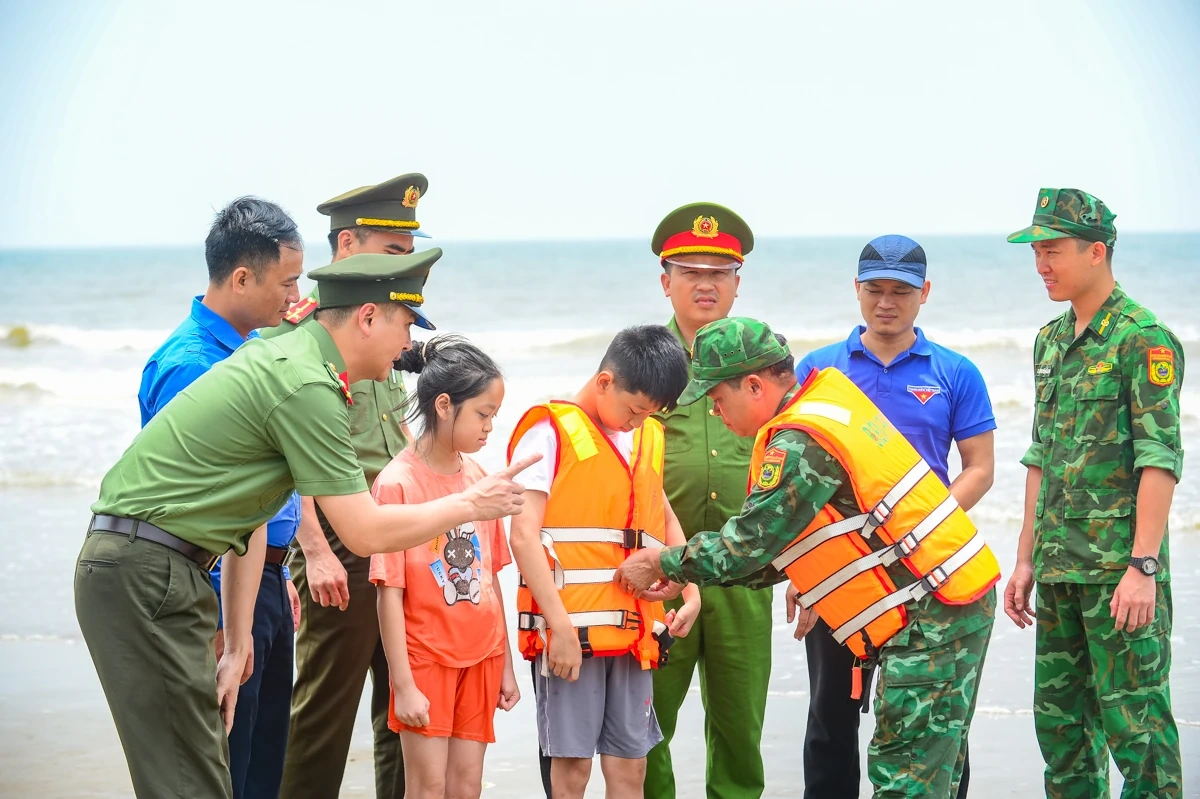 Theo chân chiến sĩ Công an xuống biển, “cầm tay chỉ việc” kỹ năng tắm biển an toàn