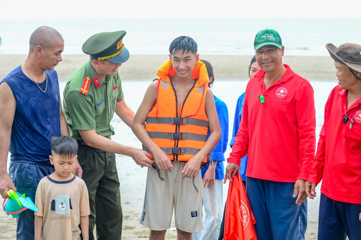 Theo chân chiến sĩ Công an xuống biển, “cầm tay chỉ việc” kỹ năng tắm biển an toàn