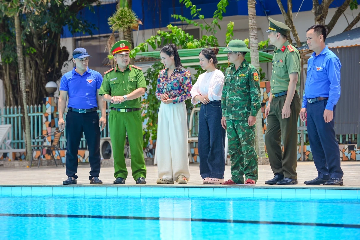 Theo chân chiến sĩ Công an xuống biển, “cầm tay chỉ việc” kỹ năng tắm biển an toàn