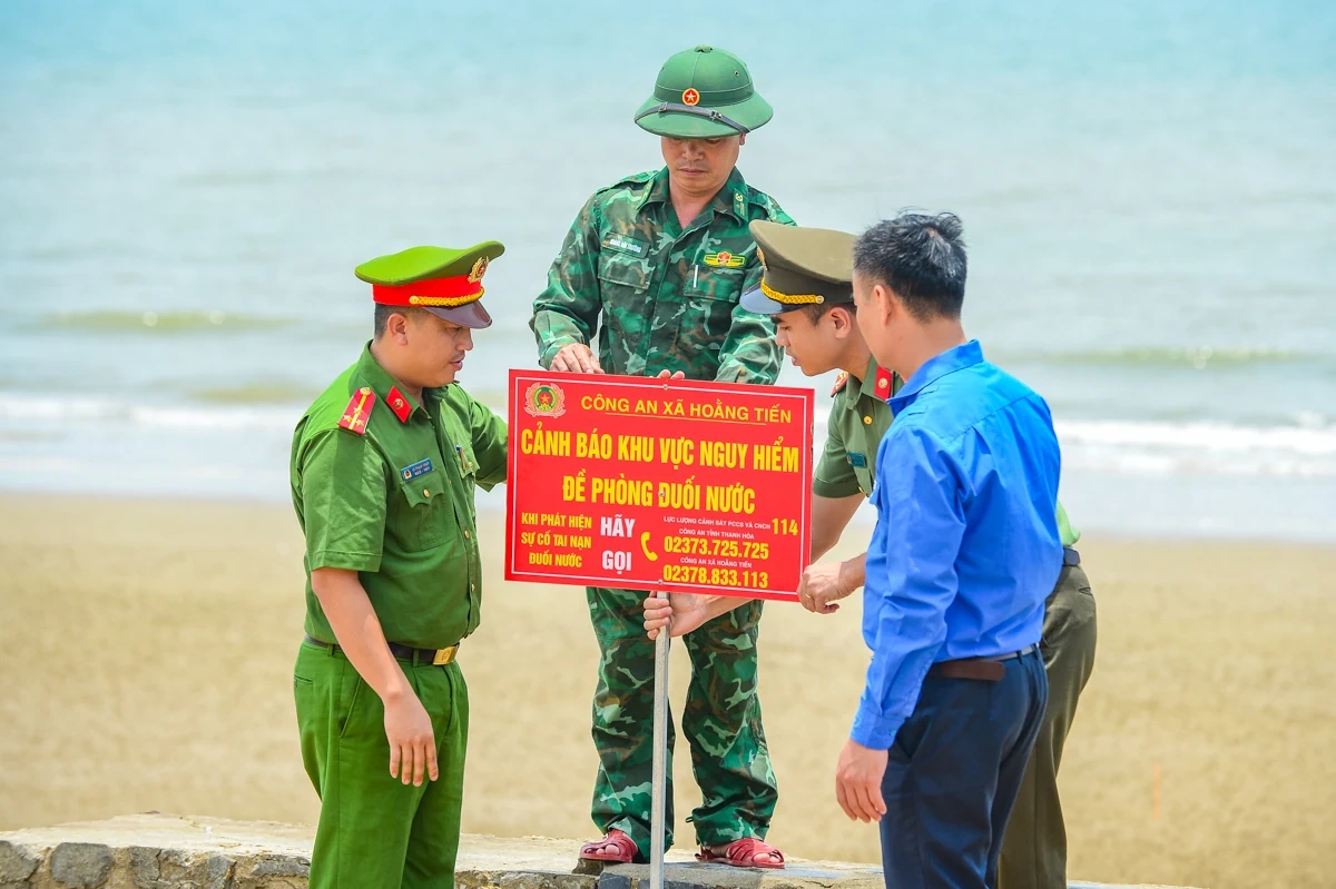 Theo chân chiến sĩ Công an xuống biển, “cầm tay chỉ việc” kỹ năng tắm biển an toàn