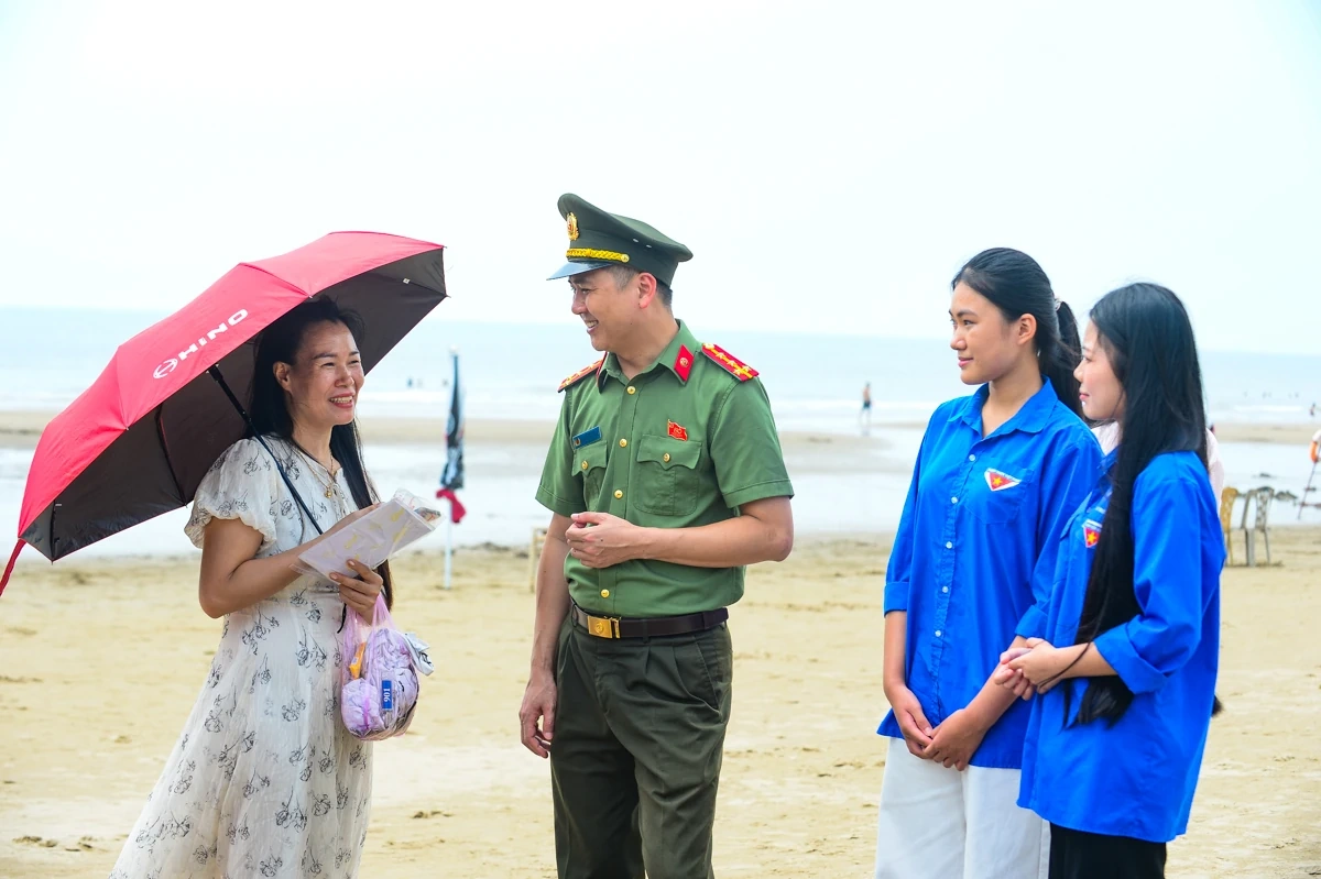 Theo chân chiến sĩ Công an xuống biển, “cầm tay chỉ việc” kỹ năng tắm biển an toàn