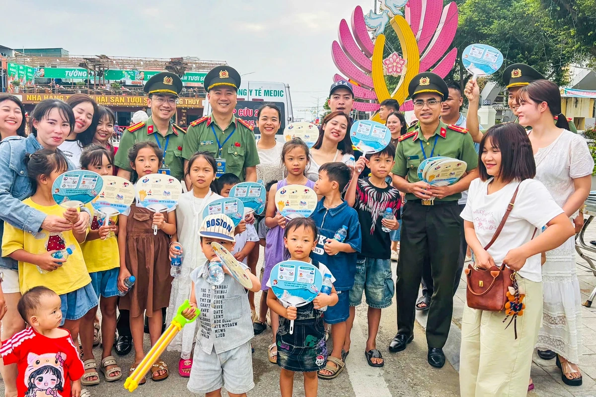 Theo chân chiến sĩ Công an xuống biển, “cầm tay chỉ việc” kỹ năng tắm biển an toàn
