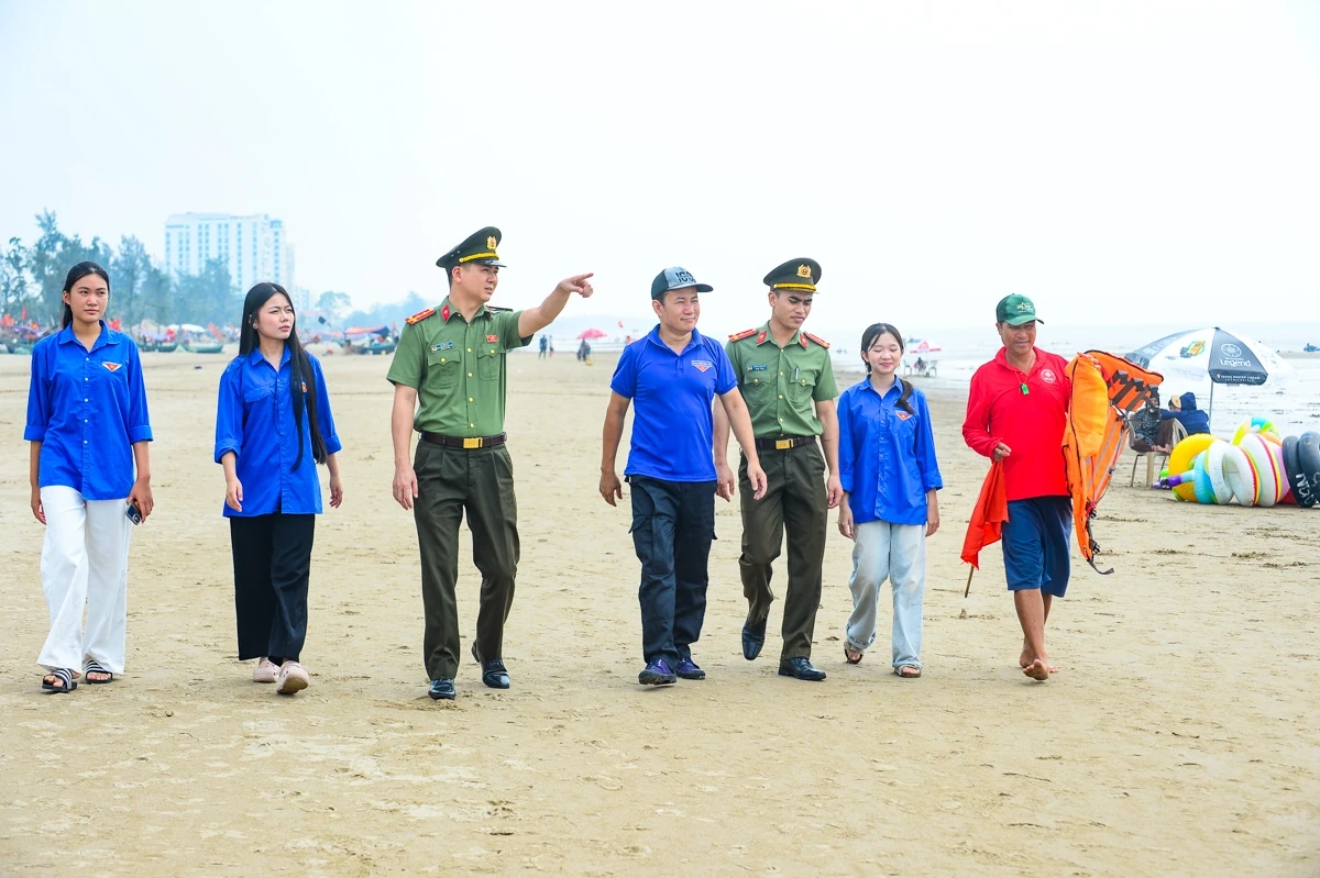Theo chân chiến sĩ Công an xuống biển, “cầm tay chỉ việc” kỹ năng tắm biển an toàn