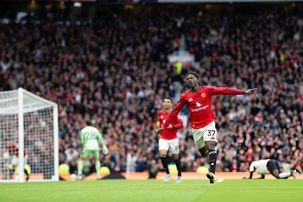 HAGL rộng cửa trụ hạng, Thể Công Viettel hụt hơi trong cuộc đua vô địch; Man Utd giành vé dự Champions League