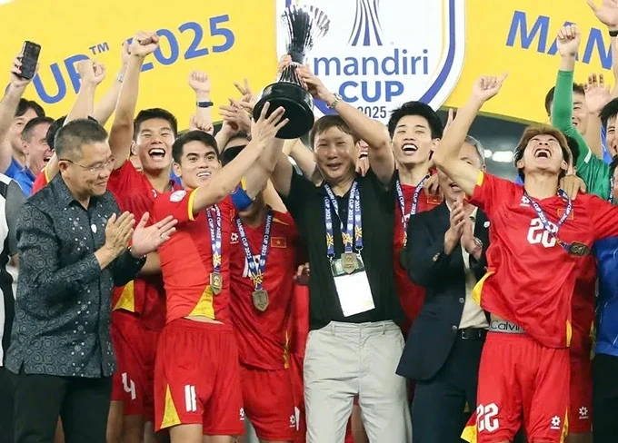 CLB Hải Phòng chọn xong người thay HLV Chu Đình Nghiêm; Man City sảy chân, Arsenal tiến gần ngôi vương