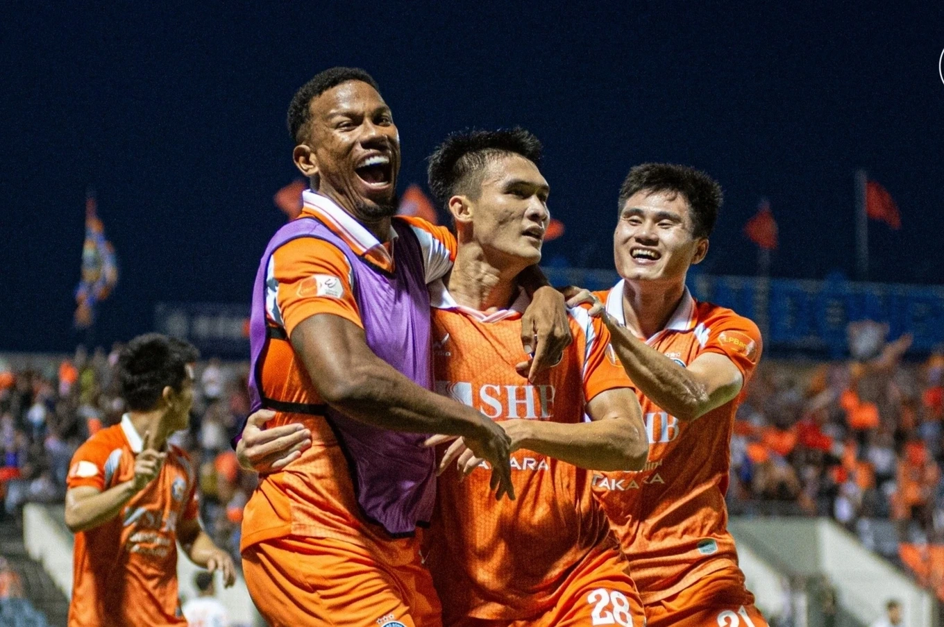 SHB Đà Nẵng phả hơi nóng vào nhóm trụ hạng V.League; Tổng thống Trump chê giá vé World Cup đắt