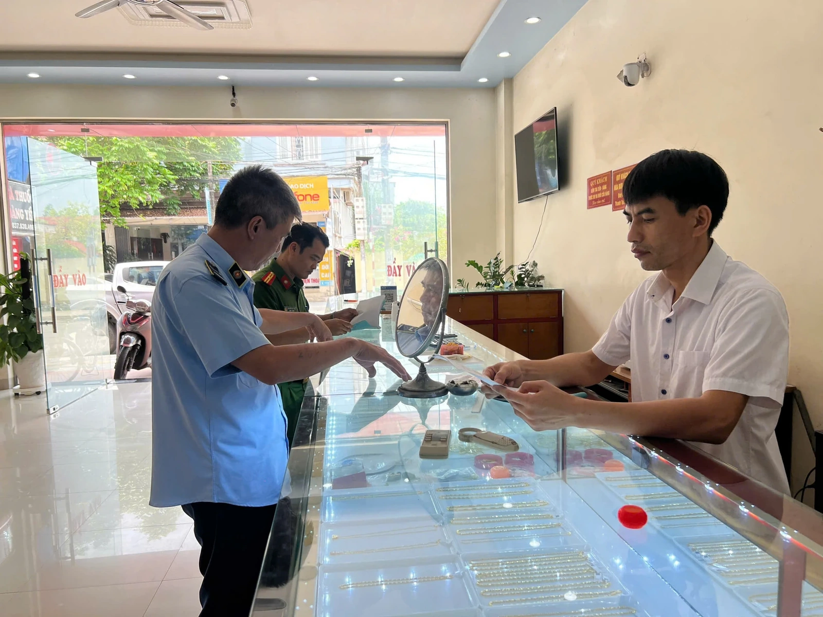 Xử phạt 180 triệu đồng doanh nghiệp kinh doanh vàng không rõ nguồn gốc xuất xứ