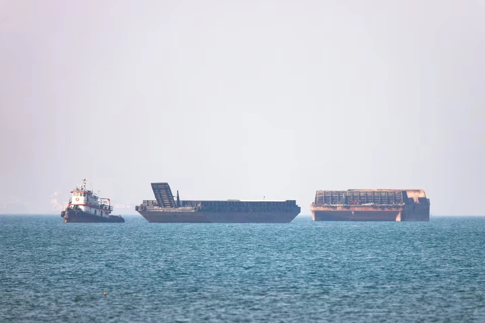 Mỹ tạm dừng chiến dịch hộ tống tàu qua eo biển Hormuz