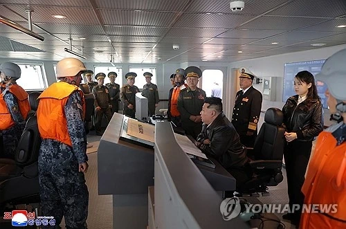 Triều Tiên tăng tốc hiện đại hóa quân đội, nhà lãnh đạo Kim Jong-un thị sát tàu khu trục và pháo tầm xa mới