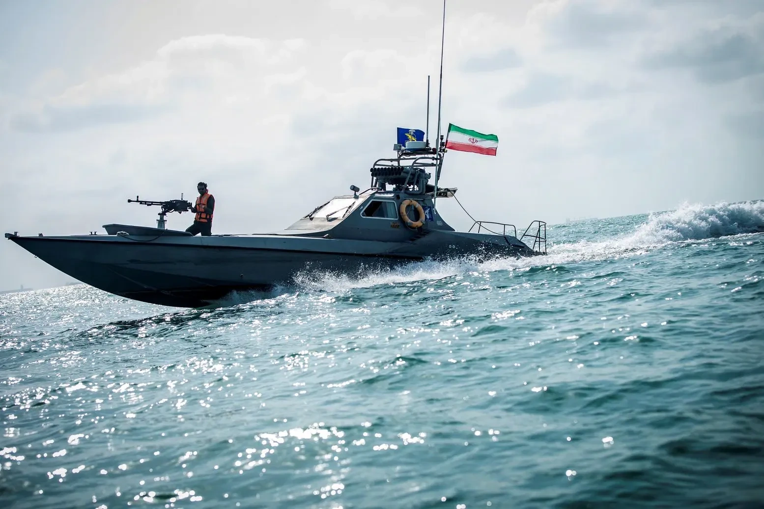 Iran cảnh báo tấn công nếu Mỹ can thiệp Hormuz