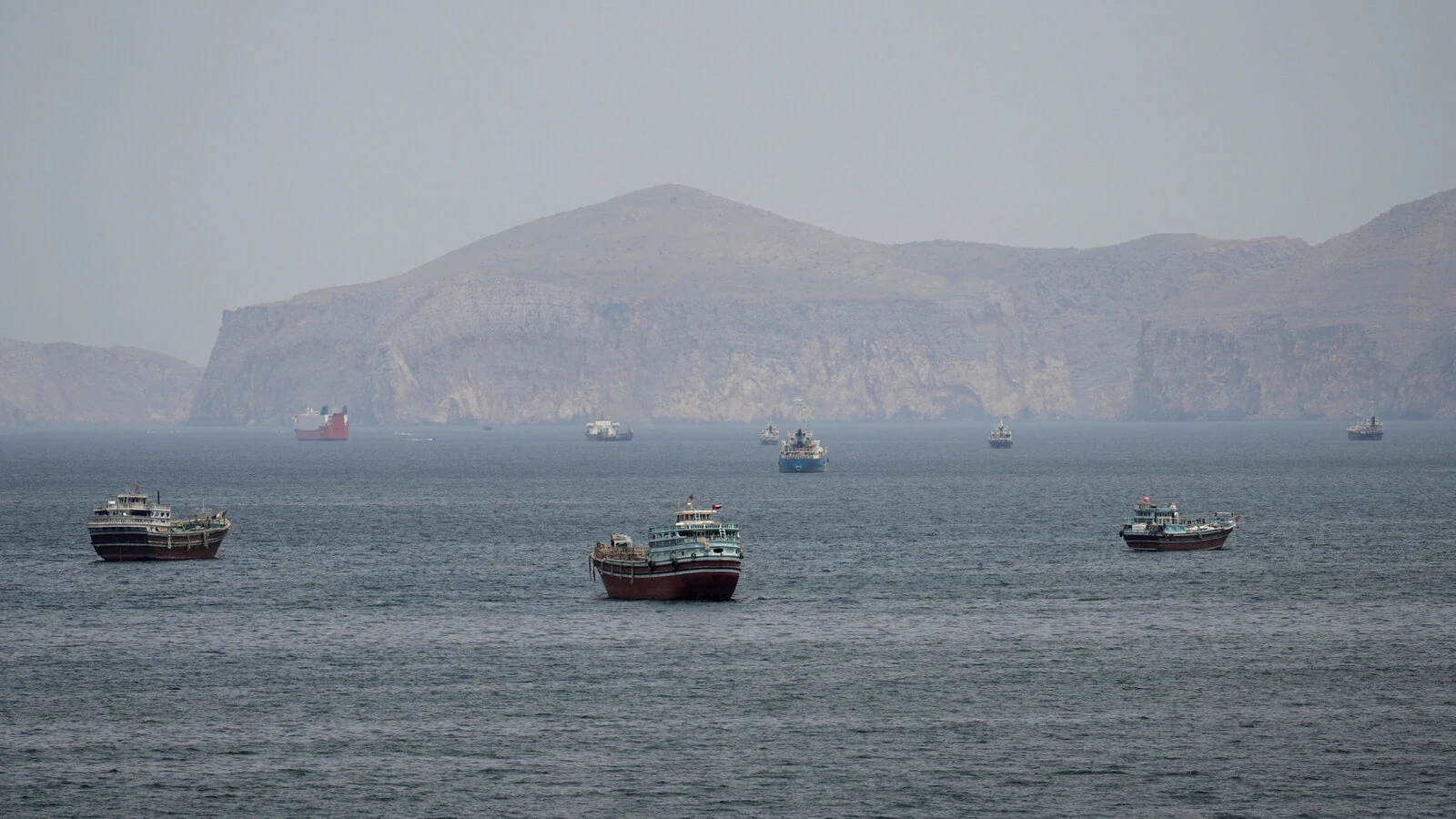 Iran cảnh báo tấn công nếu Mỹ can thiệp Hormuz