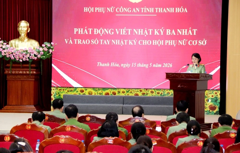 Tuyên dương, trao giải thưởng “Phụ nữ Công an Thanh Hóa tiêu biểu năm 2025
