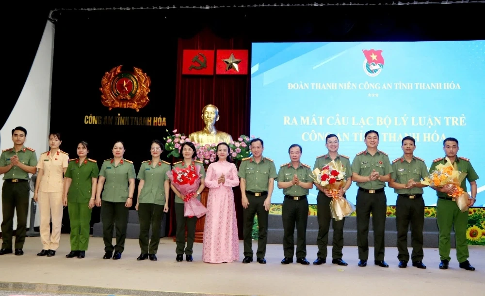 Tuyên dương, trao giải thưởng “Phụ nữ Công an Thanh Hóa tiêu biểu năm 2025