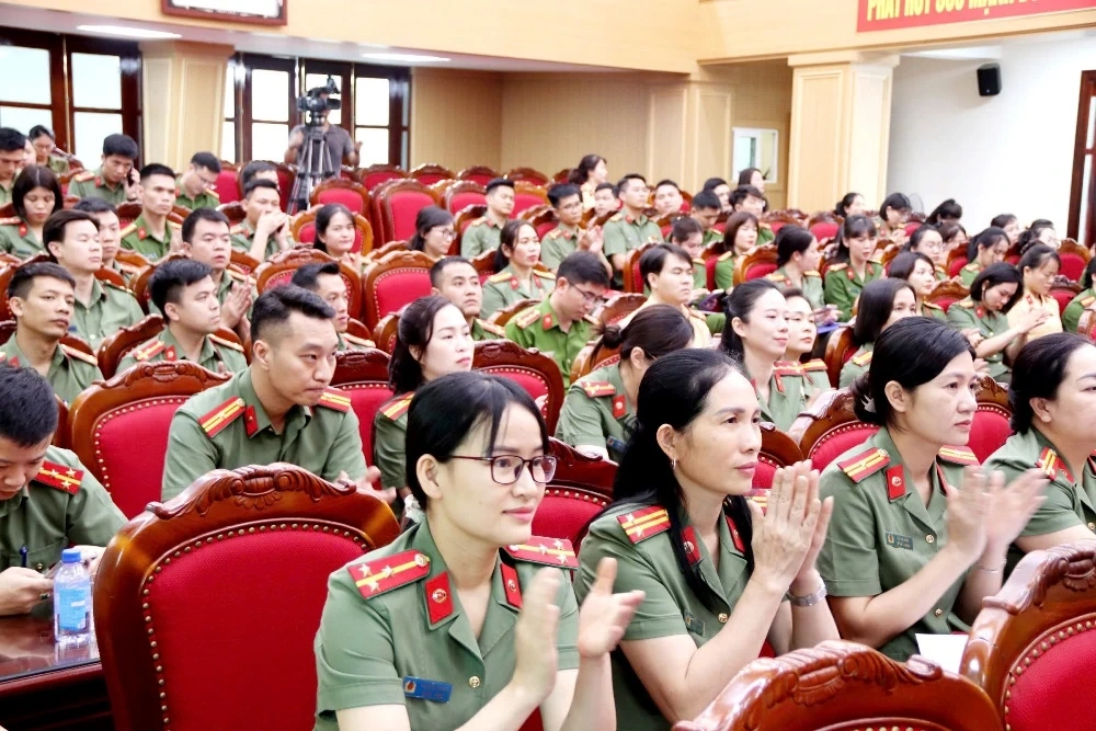 Tuyên dương, trao giải thưởng “Phụ nữ Công an Thanh Hóa tiêu biểu năm 2025