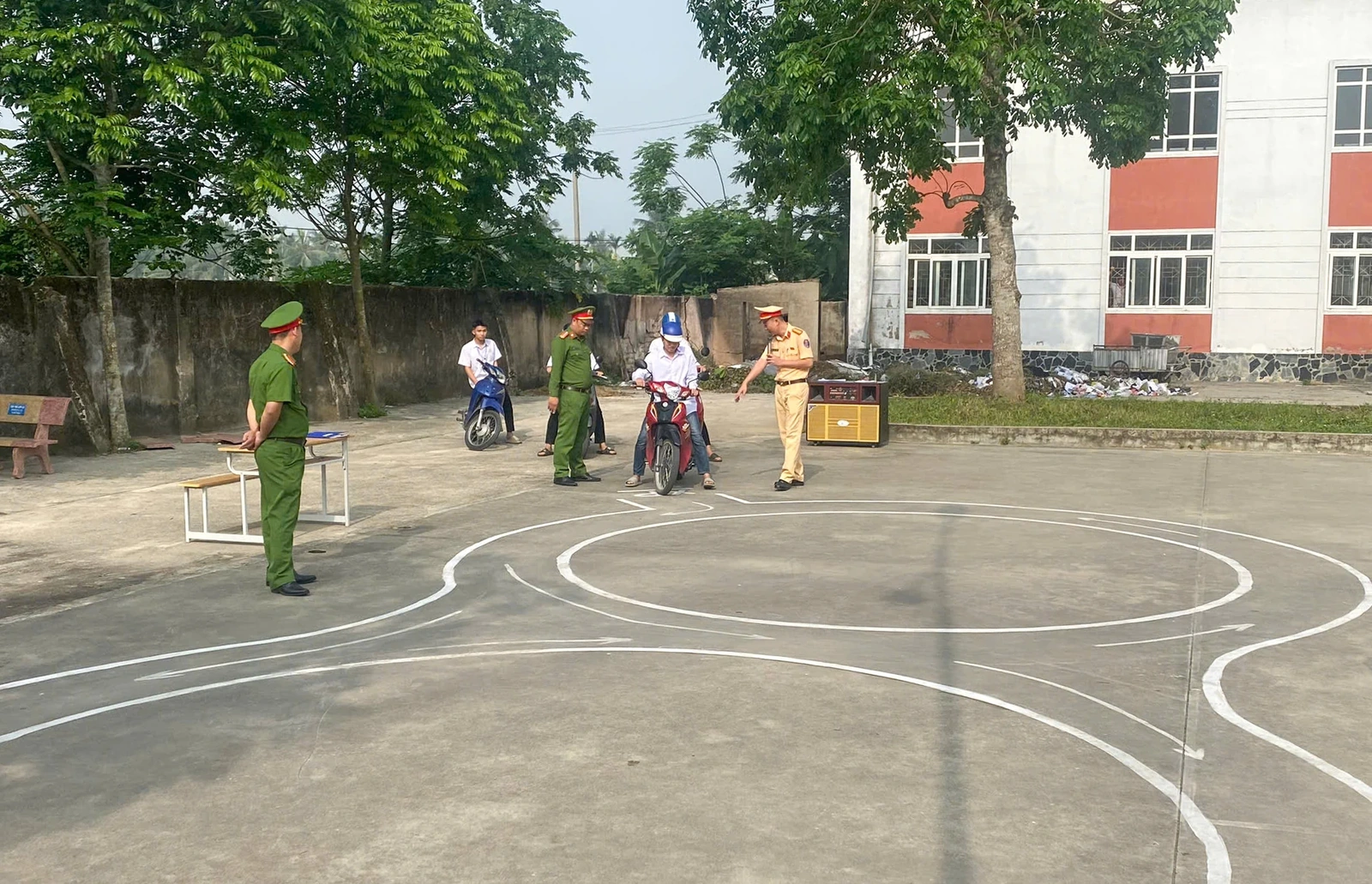 Trang bị kỹ năng tham gia giao thông an toàn cho học sinh Trường THPT Hoằng Hóa 4