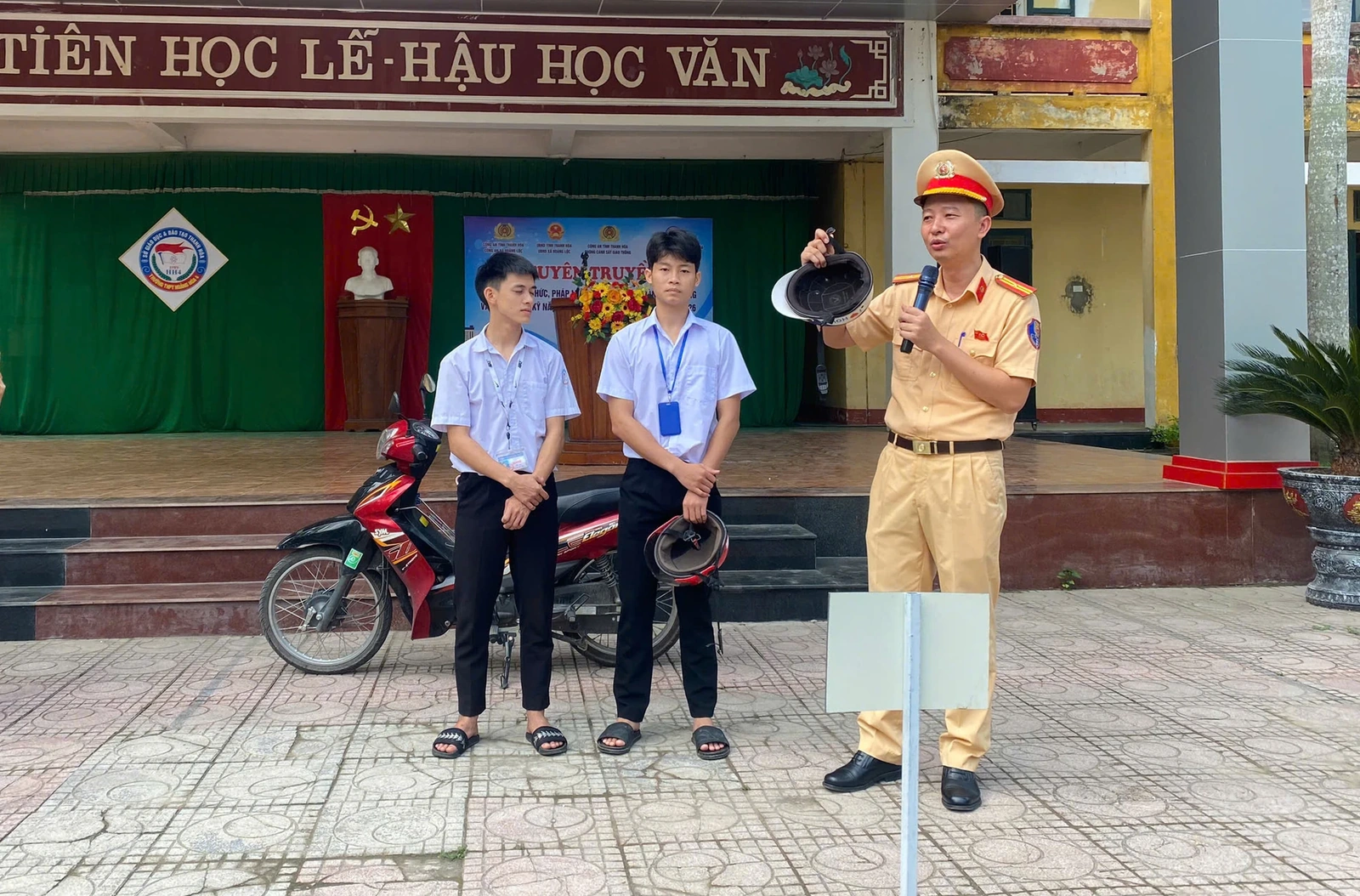 Trang bị kỹ năng tham gia giao thông an toàn cho học sinh Trường THPT Hoằng Hóa 4