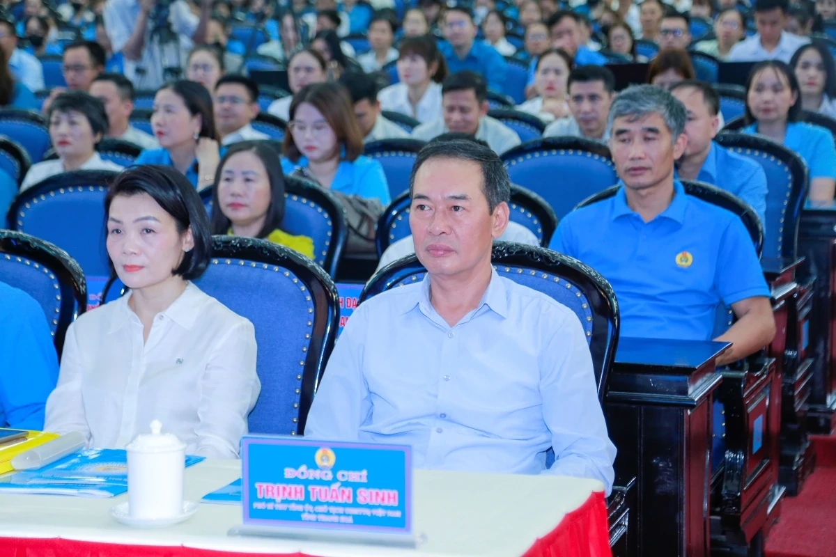 Lãnh đạo tỉnh đối thoại với công nhân: Lắng nghe để đồng hành