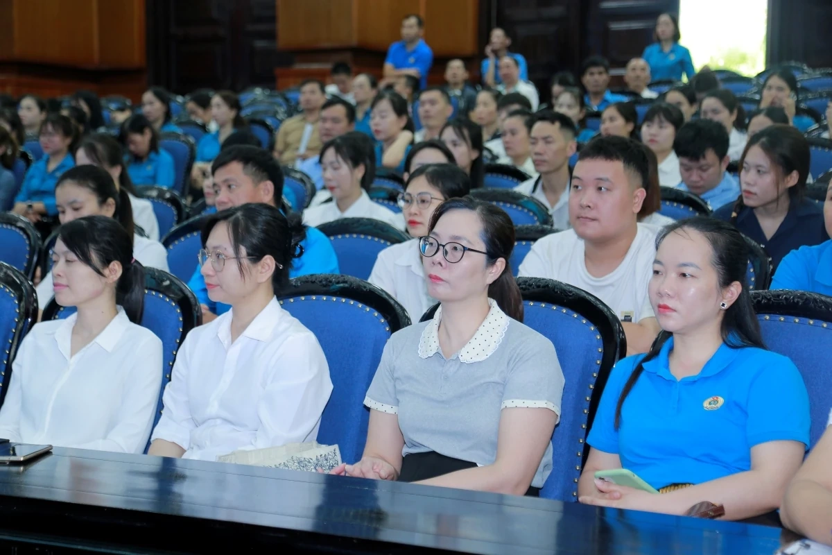 Lãnh đạo tỉnh đối thoại với công nhân: Lắng nghe để đồng hành
