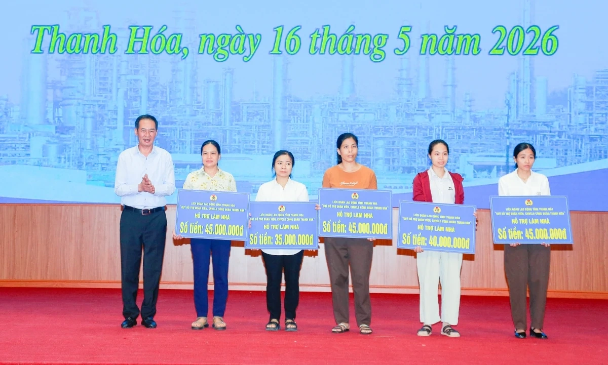 Lãnh đạo tỉnh đối thoại với công nhân: Lắng nghe để đồng hành