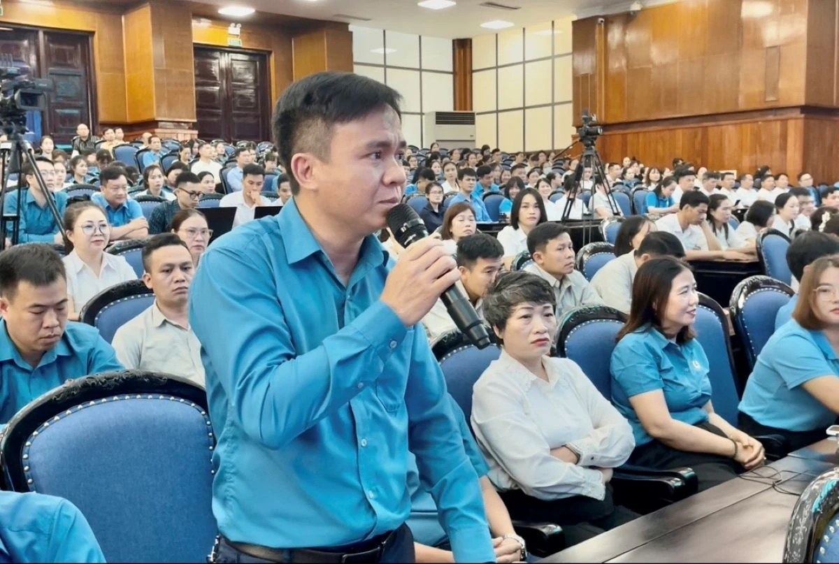 Lãnh đạo tỉnh đối thoại với công nhân: Lắng nghe để đồng hành