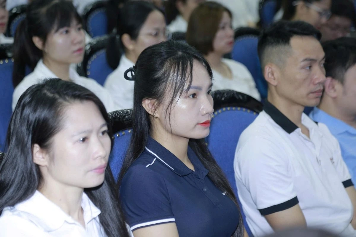 Lãnh đạo tỉnh đối thoại với công nhân: Lắng nghe để đồng hành