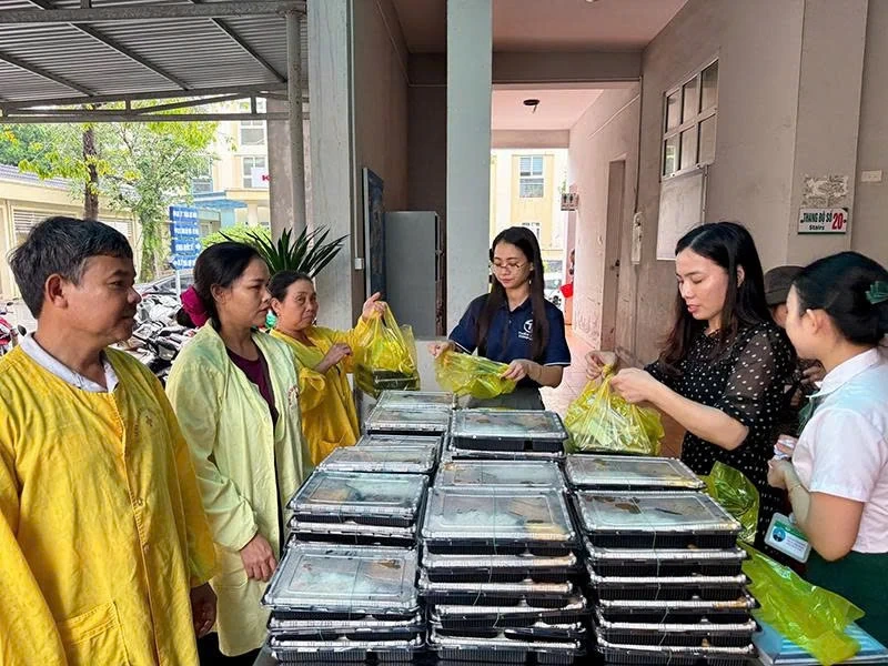 Ấm tình người nơi hành lang bệnh viện